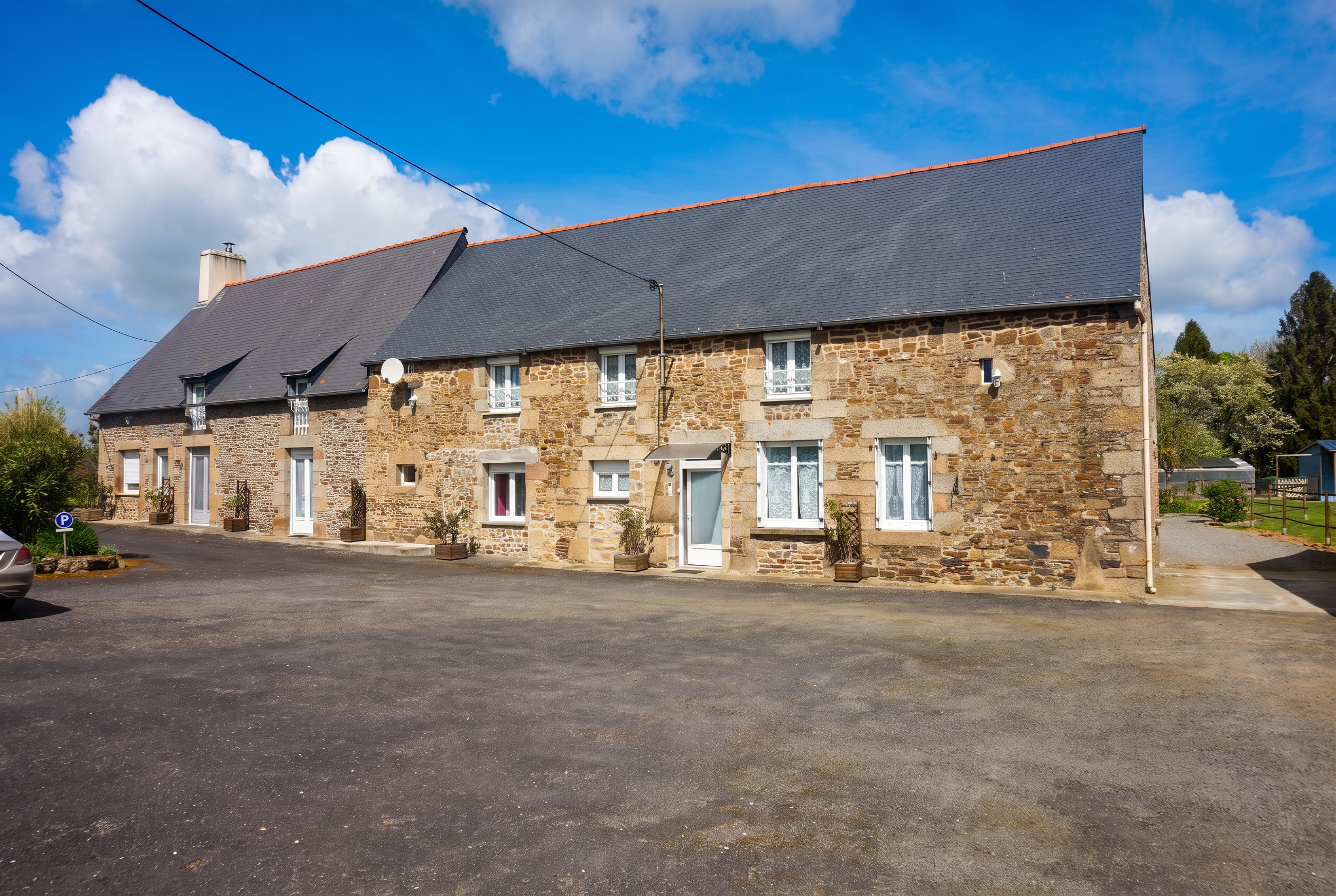 Grande longère en pierre de 313 m² sur 8 000 m² à Bazouges-la-Pérouse
